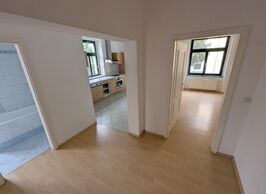 Sofort einziehen oder attraktiv vermieten: 2-Zi.-ETW mit Balkon & EBK